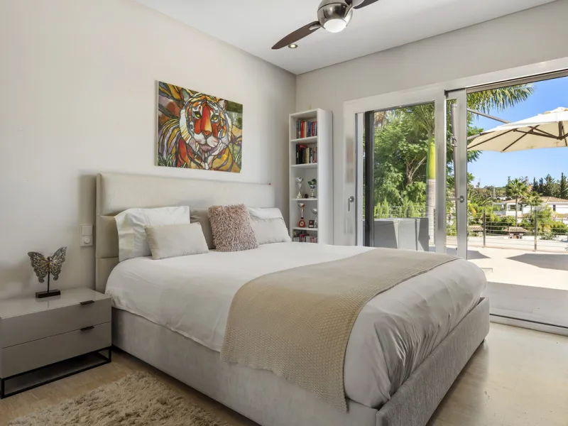 Ideally located in the heart of Nueva Andalucía, this elegant contemporary villa combines modern design, Mediterranean charm, and a prime Marbella address. Within walking distance to Centro Plaza and Puerto Banús, the property enjoys one of the most conve