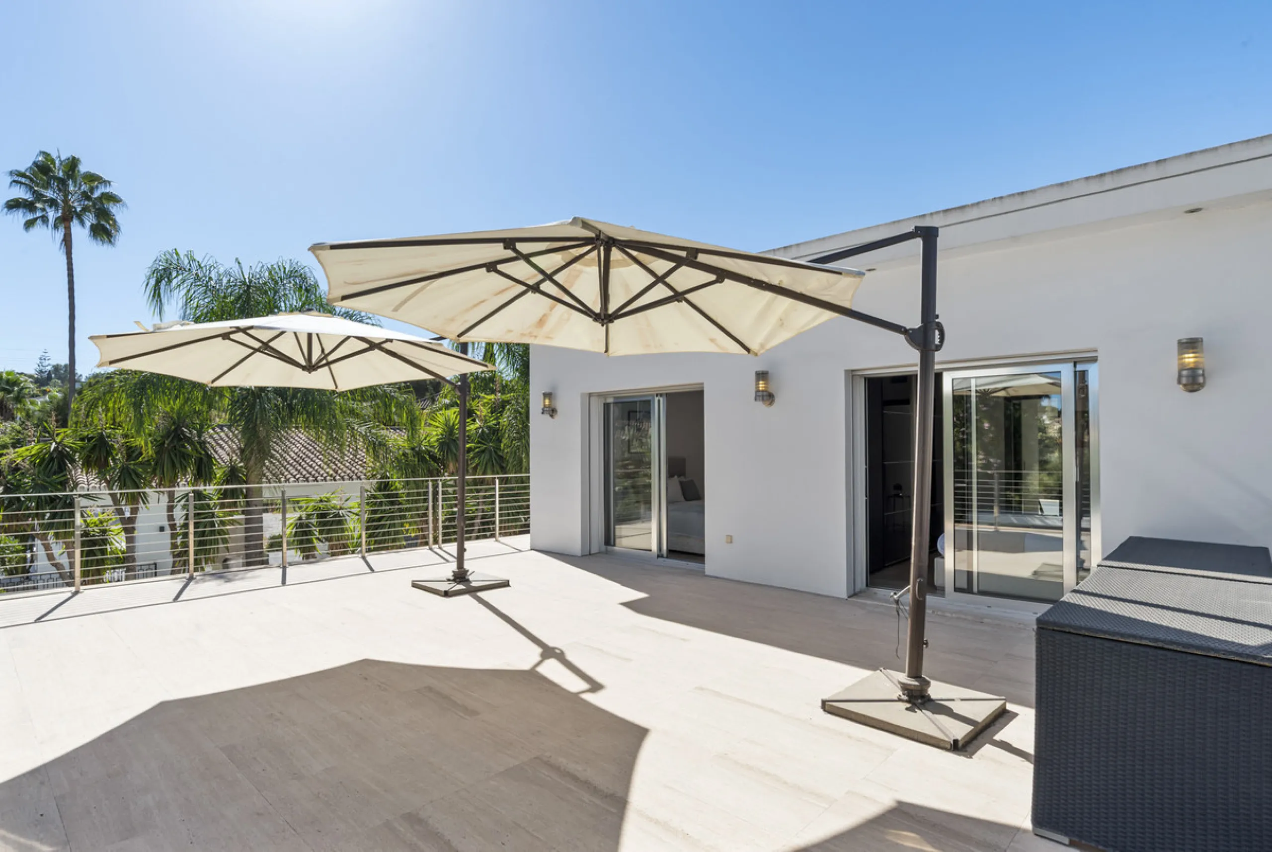 Ideally located in the heart of Nueva Andalucía, this elegant contemporary villa combines modern design, Mediterranean charm, and a prime Marbella address. Within walking distance to Centro Plaza and Puerto Banús, the property enjoys one of the most conve