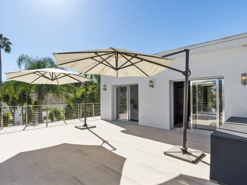 Ideally located in the heart of Nueva Andalucía, this elegant contemporary villa combines modern design, Mediterranean charm, and a prime Marbella address. Within walking distance to Centro Plaza and Puerto Banús, the property enjoys one of the most conve