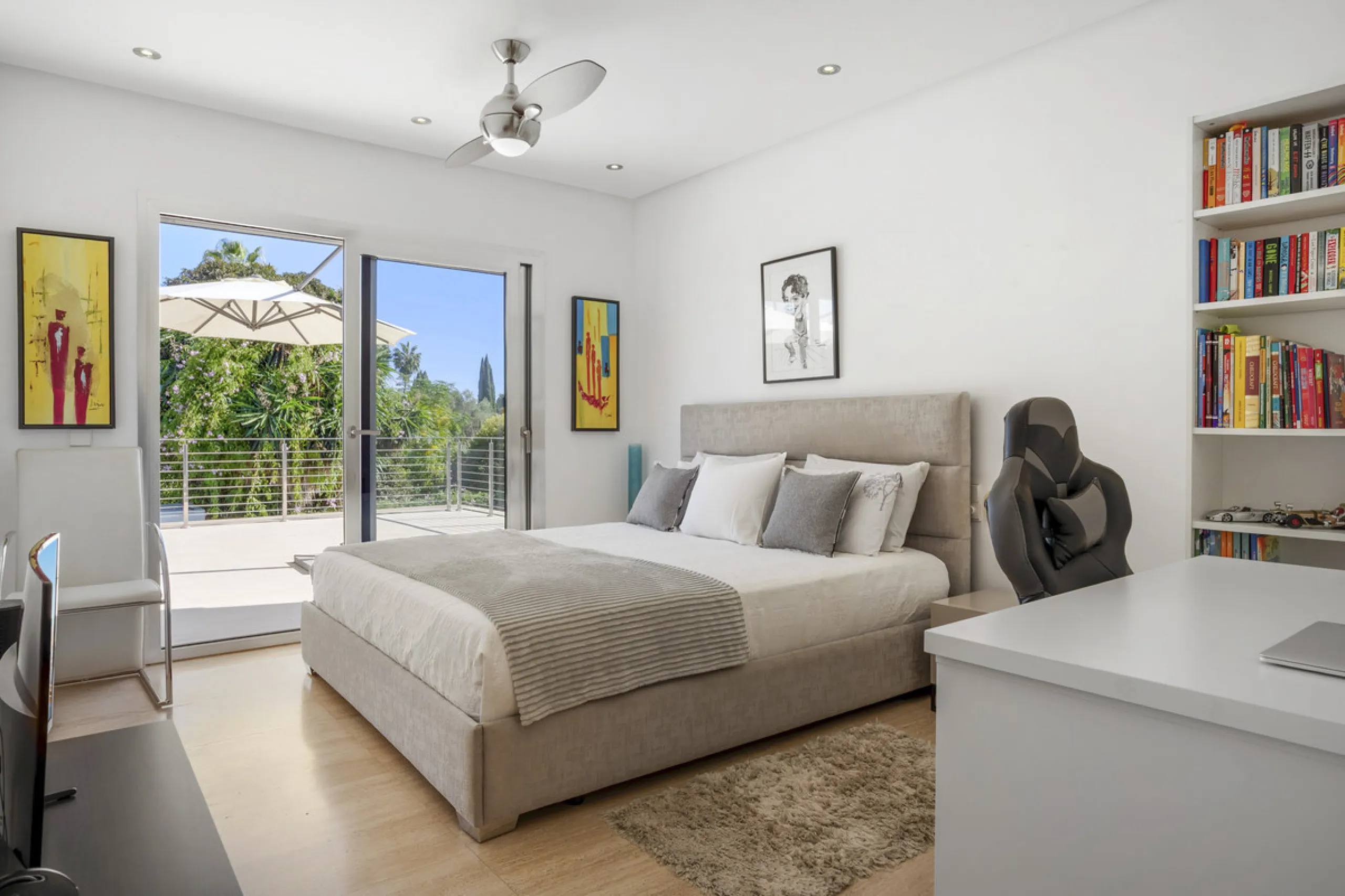 Ideally located in the heart of Nueva Andalucía, this elegant contemporary villa combines modern design, Mediterranean charm, and a prime Marbella address. Within walking distance to Centro Plaza and Puerto Banús, the property enjoys one of the most conve