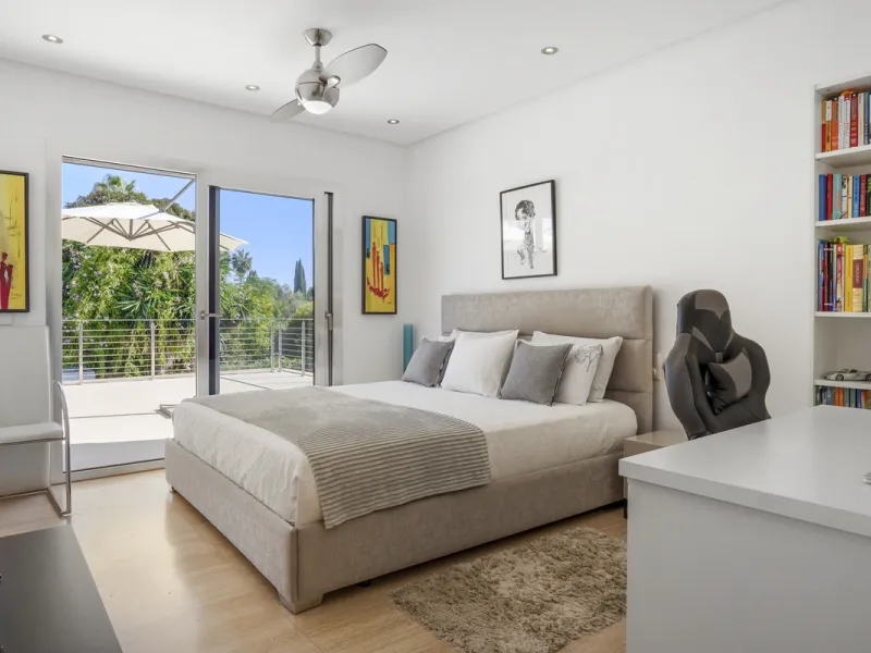 Ideally located in the heart of Nueva Andalucía, this elegant contemporary villa combines modern design, Mediterranean charm, and a prime Marbella address. Within walking distance to Centro Plaza and Puerto Banús, the property enjoys one of the most conve