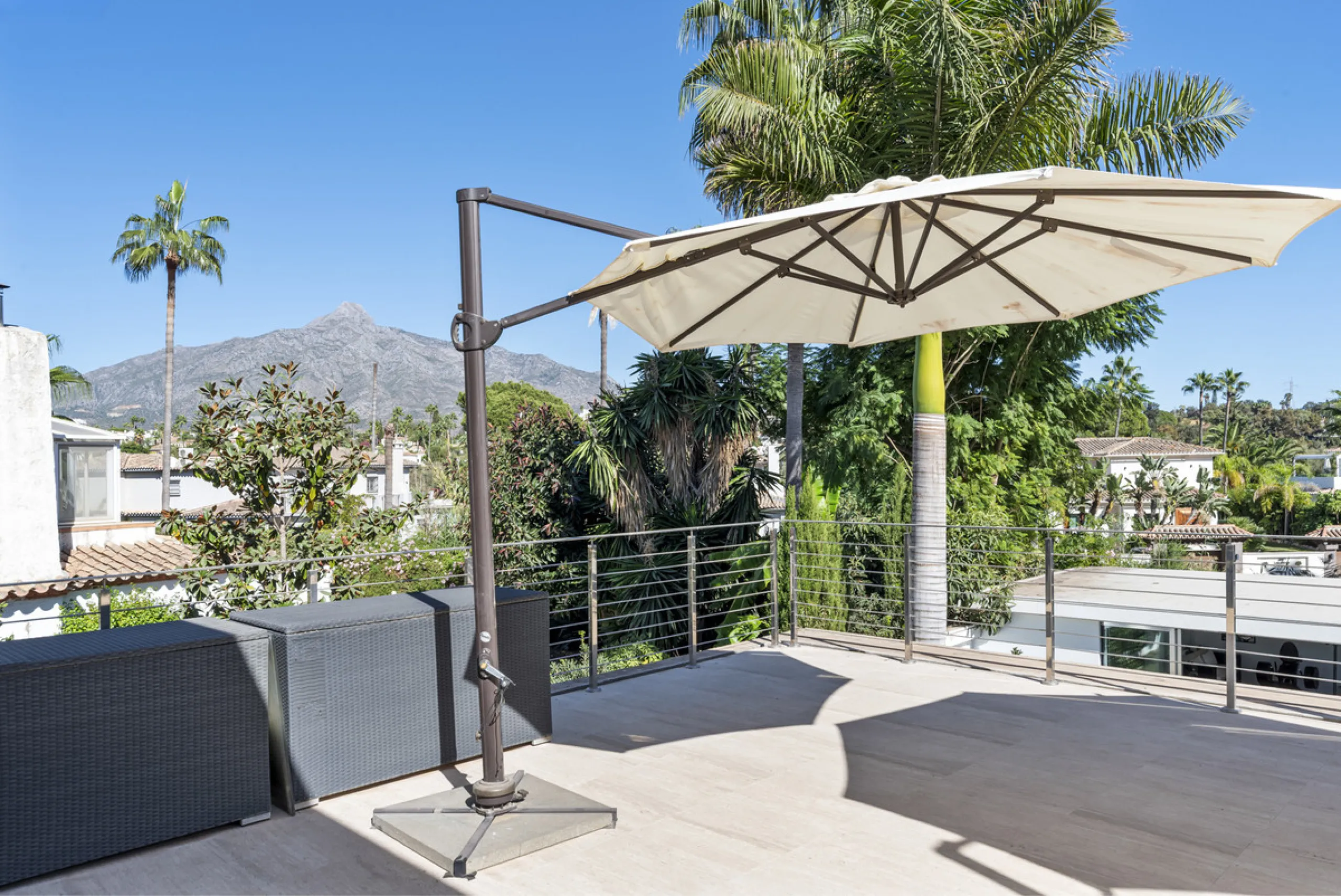 Ideally located in the heart of Nueva Andalucía, this elegant contemporary villa combines modern design, Mediterranean charm, and a prime Marbella address. Within walking distance to Centro Plaza and Puerto Banús, the property enjoys one of the most conve