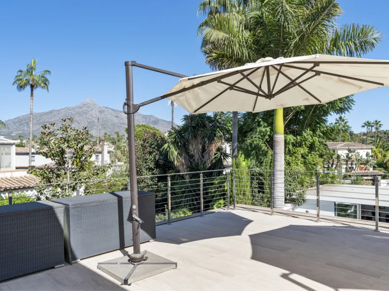 Ideally located in the heart of Nueva Andalucía, this elegant contemporary villa combines modern design, Mediterranean charm, and a prime Marbella address. Within walking distance to Centro Plaza and Puerto Banús, the property enjoys one of the most conve