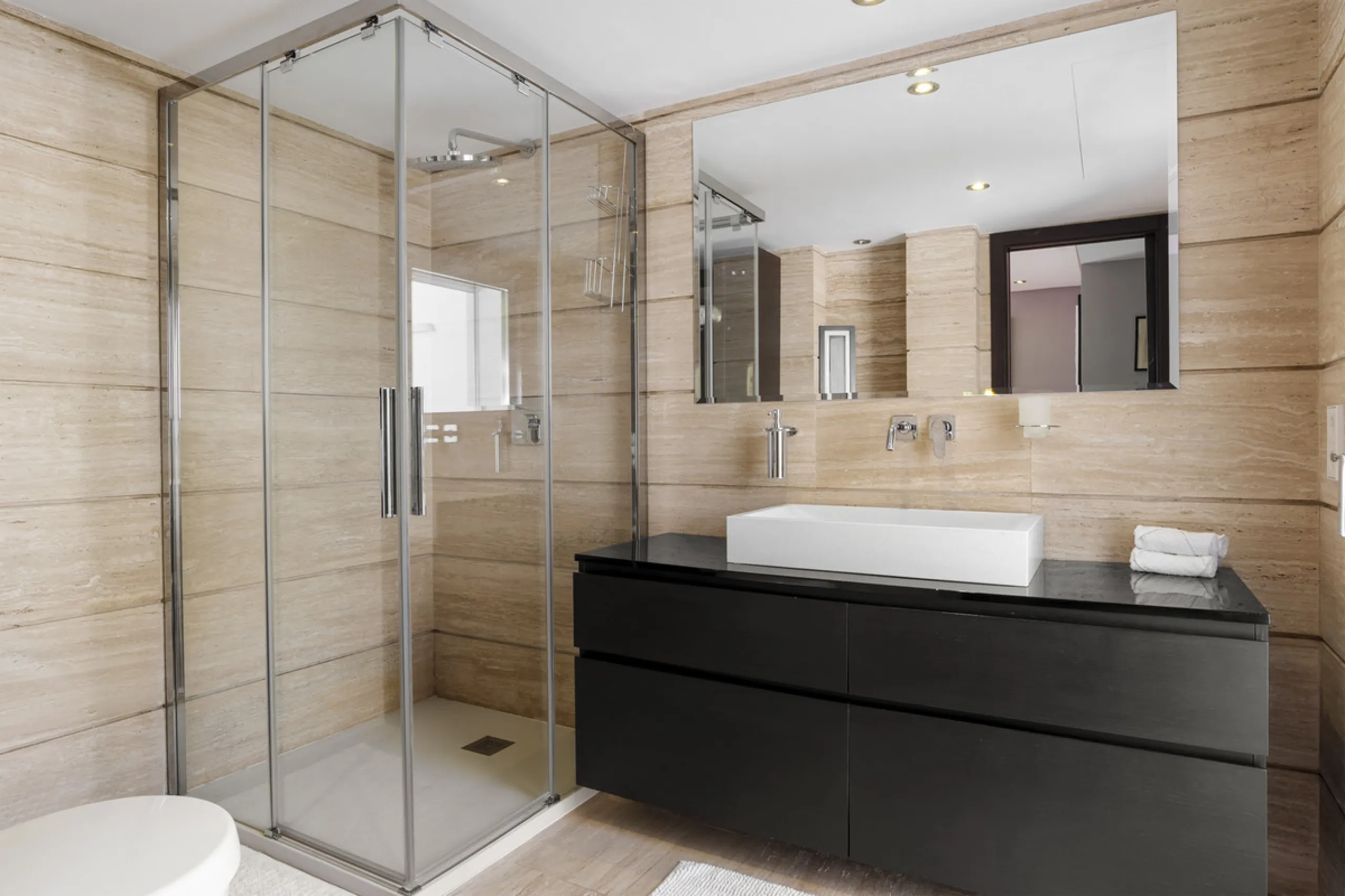Ideally located in the heart of Nueva Andalucía, this elegant contemporary villa combines modern design, Mediterranean charm, and a prime Marbella address. Within walking distance to Centro Plaza and Puerto Banús, the property enjoys one of the most conve
