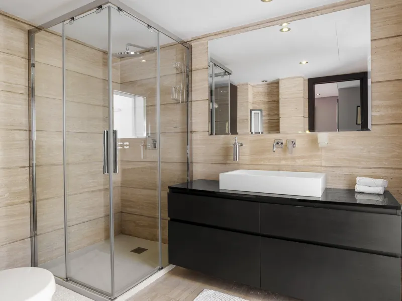 Ideally located in the heart of Nueva Andalucía, this elegant contemporary villa combines modern design, Mediterranean charm, and a prime Marbella address. Within walking distance to Centro Plaza and Puerto Banús, the property enjoys one of the most conve