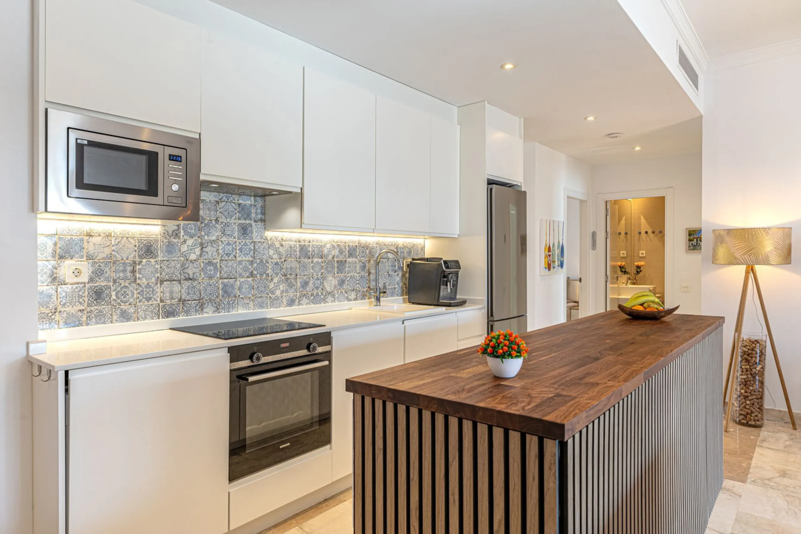 Welcome to this modern and stylish home in the popular Paraiso Pueblo in Benahavís. Here you are greeted by a bright residence with an open-plan layout where the kitchen and living room blend harmoniously together. The kitchen is tastefully designed with 
