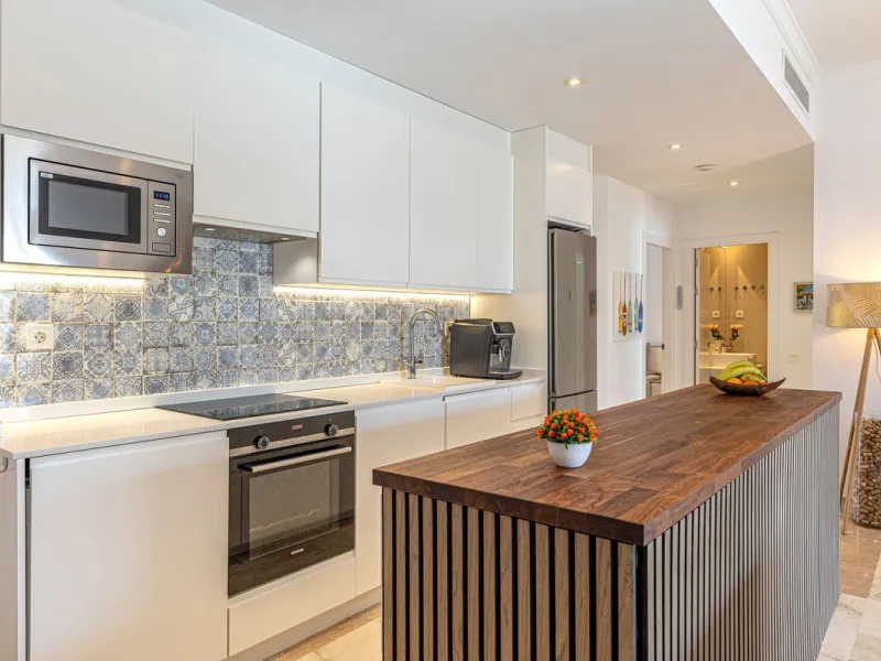 Welcome to this modern and stylish home in the popular Paraiso Pueblo in Benahavís. Here you are greeted by a bright residence with an open-plan layout where the kitchen and living room blend harmoniously together. The kitchen is tastefully designed with 