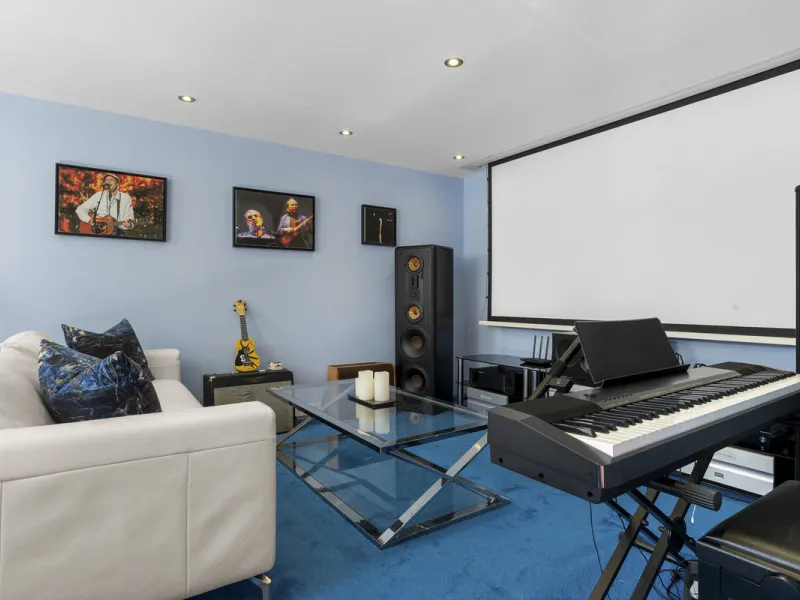 Ideally located in the heart of Nueva Andalucía, this elegant contemporary villa combines modern design, Mediterranean charm, and a prime Marbella address. Within walking distance to Centro Plaza and Puerto Banús, the property enjoys one of the most conve