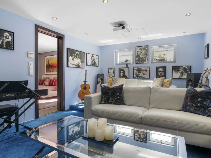 Ideally located in the heart of Nueva Andalucía, this elegant contemporary villa combines modern design, Mediterranean charm, and a prime Marbella address. Within walking distance to Centro Plaza and Puerto Banús, the property enjoys one of the most conve