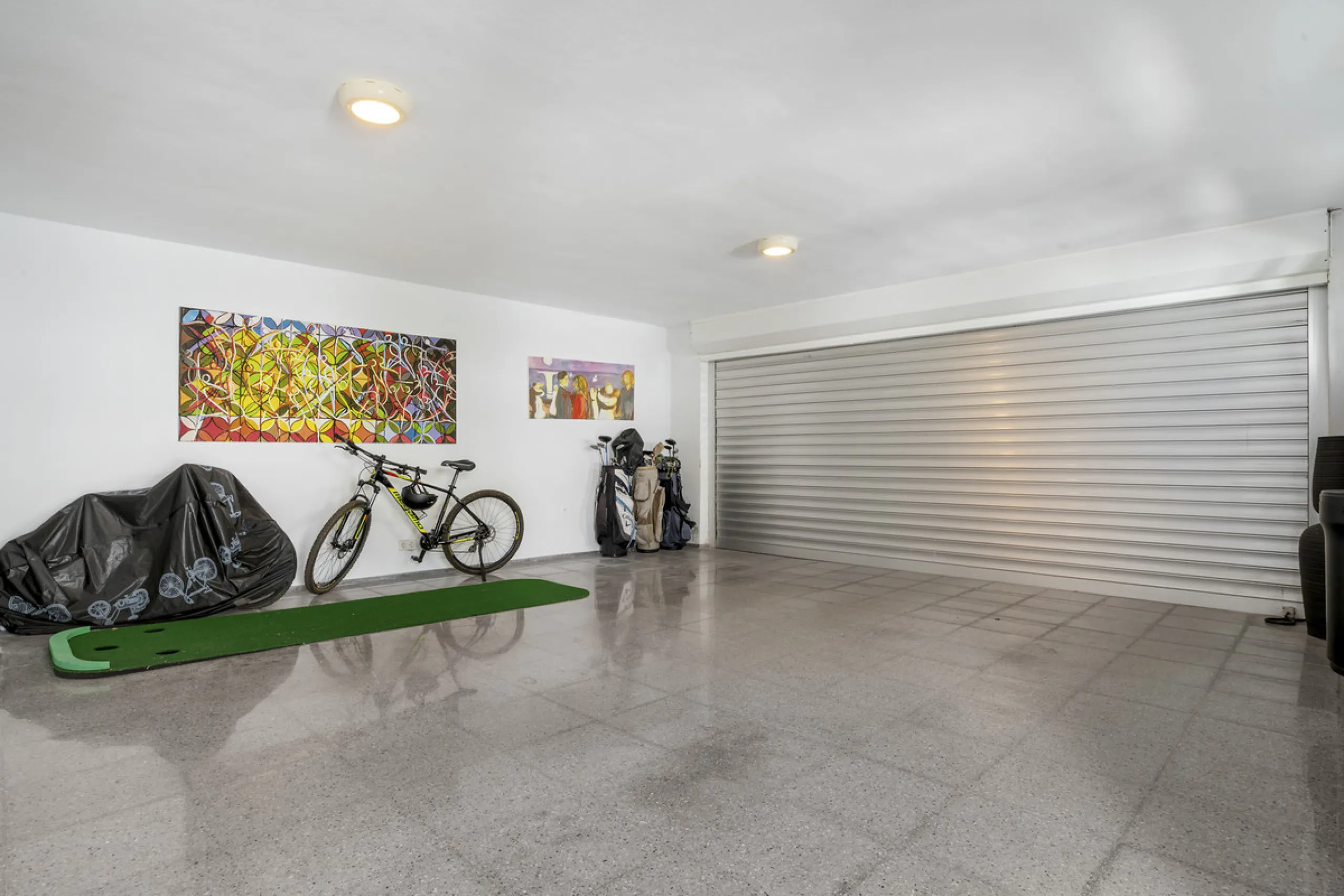 Ideally located in the heart of Nueva Andalucía, this elegant contemporary villa combines modern design, Mediterranean charm, and a prime Marbella address. Within walking distance to Centro Plaza and Puerto Banús, the property enjoys one of the most conve