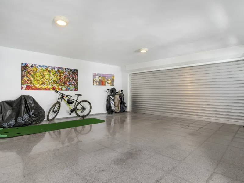 Ideally located in the heart of Nueva Andalucía, this elegant contemporary villa combines modern design, Mediterranean charm, and a prime Marbella address. Within walking distance to Centro Plaza and Puerto Banús, the property enjoys one of the most conve