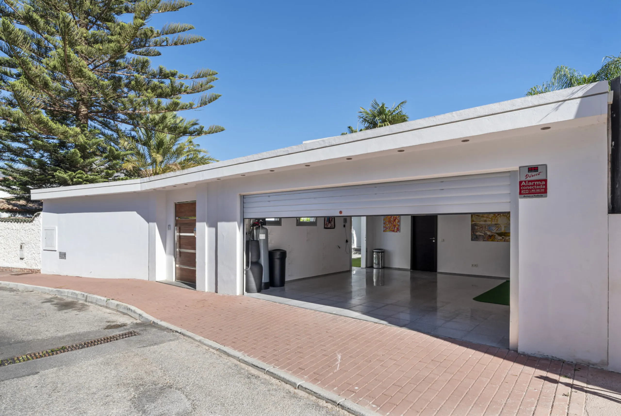 Ideally located in the heart of Nueva Andalucía, this elegant contemporary villa combines modern design, Mediterranean charm, and a prime Marbella address. Within walking distance to Centro Plaza and Puerto Banús, the property enjoys one of the most conve