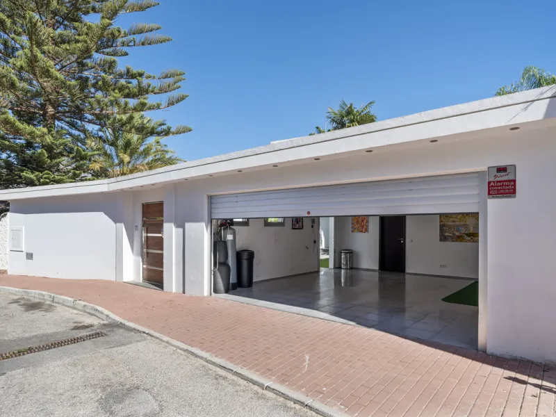 Ideally located in the heart of Nueva Andalucía, this elegant contemporary villa combines modern design, Mediterranean charm, and a prime Marbella address. Within walking distance to Centro Plaza and Puerto Banús, the property enjoys one of the most conve