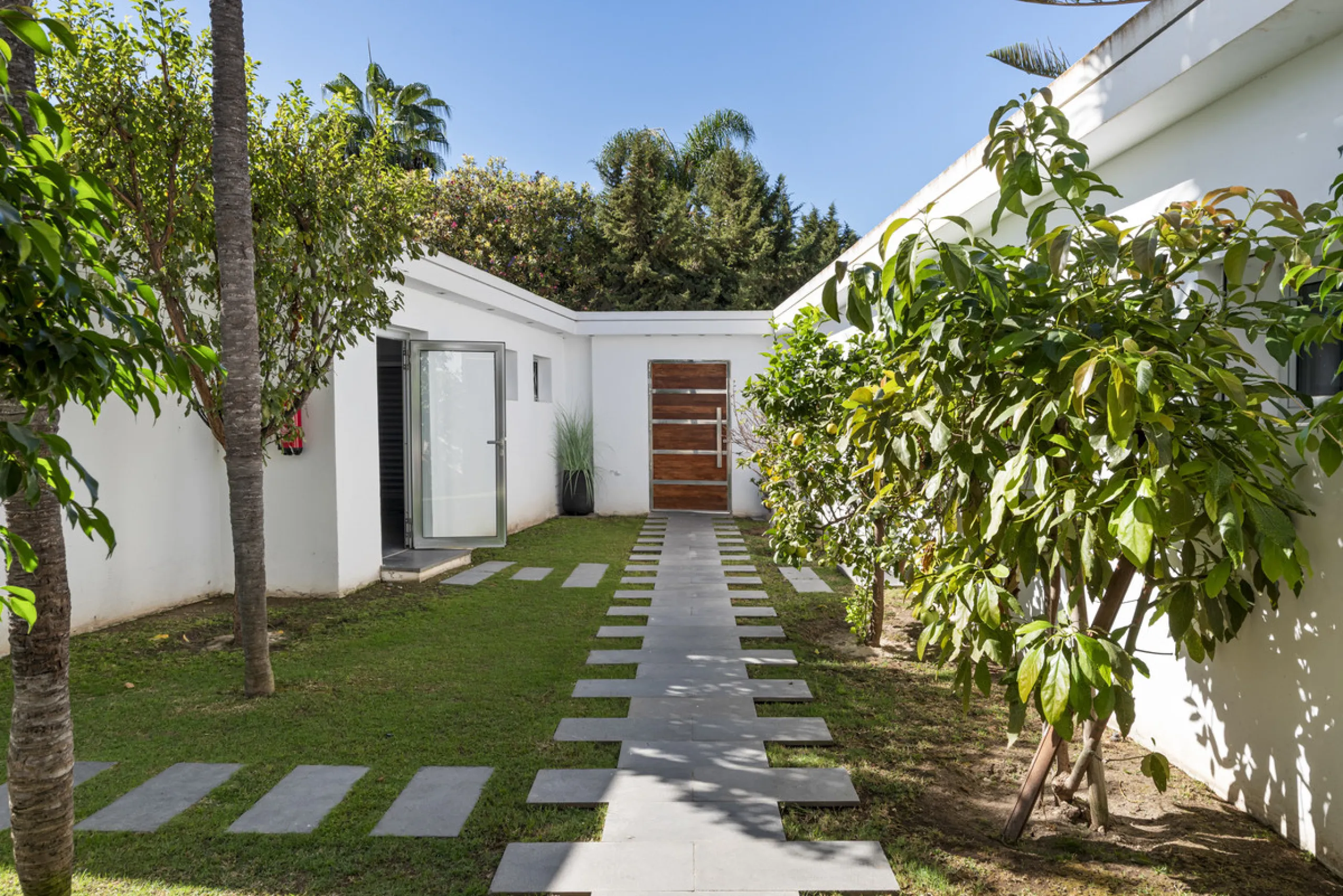 Ideally located in the heart of Nueva Andalucía, this elegant contemporary villa combines modern design, Mediterranean charm, and a prime Marbella address. Within walking distance to Centro Plaza and Puerto Banús, the property enjoys one of the most conve