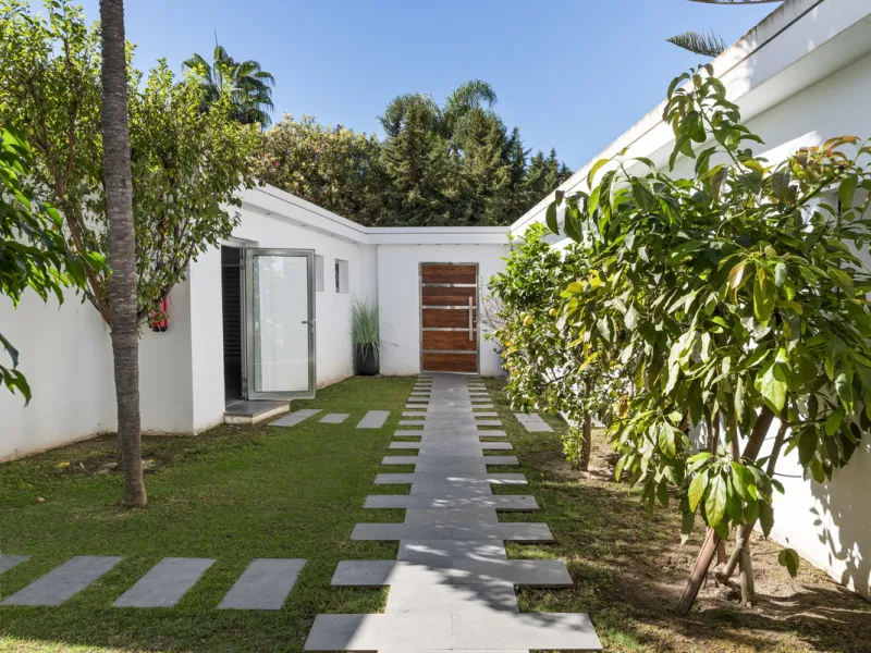 Ideally located in the heart of Nueva Andalucía, this elegant contemporary villa combines modern design, Mediterranean charm, and a prime Marbella address. Within walking distance to Centro Plaza and Puerto Banús, the property enjoys one of the most conve