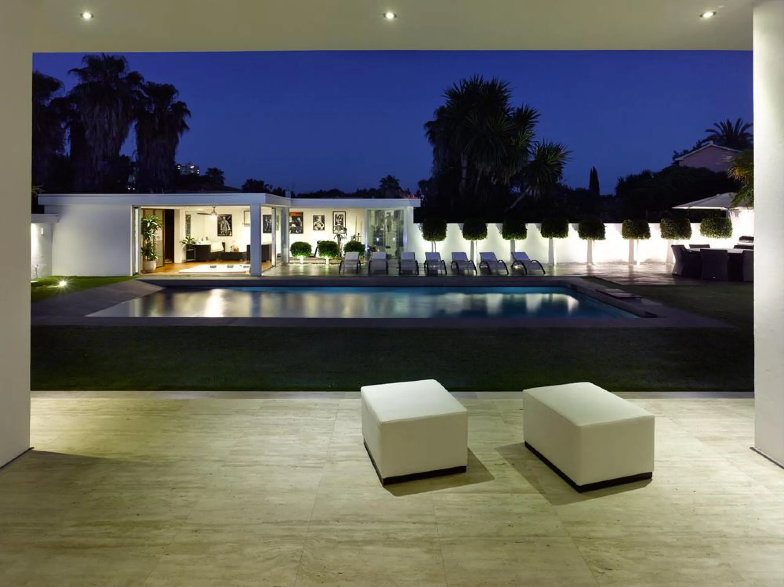 Ideally located in the heart of Nueva Andalucía, this elegant contemporary villa combines modern design, Mediterranean charm, and a prime Marbella address. Within walking distance to Centro Plaza and Puerto Banús, the property enjoys one of the most conve