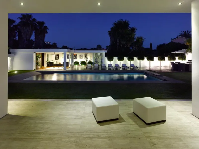 Ideally located in the heart of Nueva Andalucía, this elegant contemporary villa combines modern design, Mediterranean charm, and a prime Marbella address. Within walking distance to Centro Plaza and Puerto Banús, the property enjoys one of the most conve