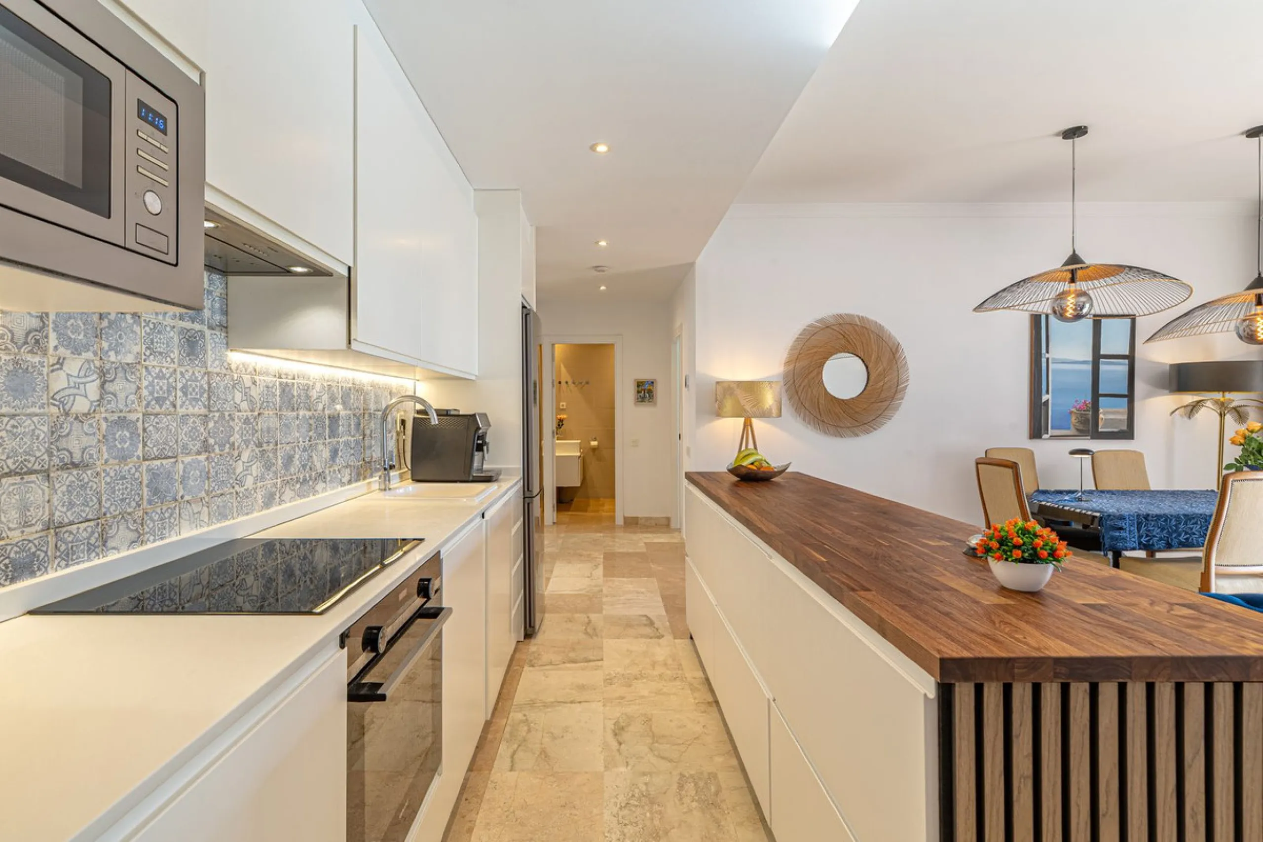 Welcome to this modern and stylish home in the popular Paraiso Pueblo in Benahavís. Here you are greeted by a bright residence with an open-plan layout where the kitchen and living room blend harmoniously together. The kitchen is tastefully designed with 