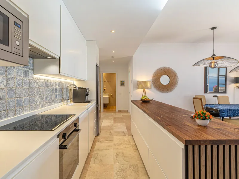Welcome to this modern and stylish home in the popular Paraiso Pueblo in Benahavís. Here you are greeted by a bright residence with an open-plan layout where the kitchen and living room blend harmoniously together. The kitchen is tastefully designed with 
