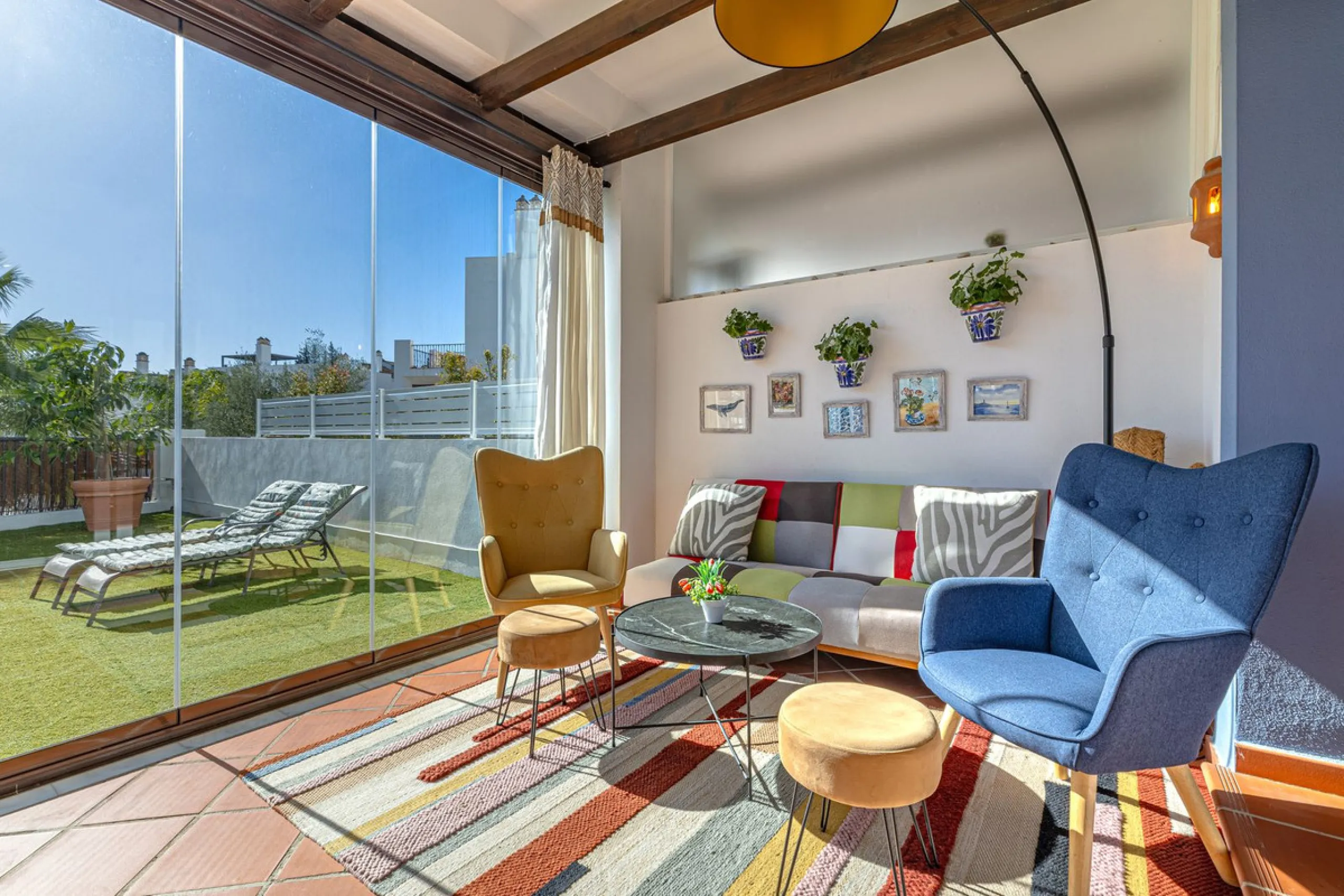 Welcome to this modern and stylish home in the popular Paraiso Pueblo in Benahavís. Here you are greeted by a bright residence with an open-plan layout where the kitchen and living room blend harmoniously together. The kitchen is tastefully designed with 