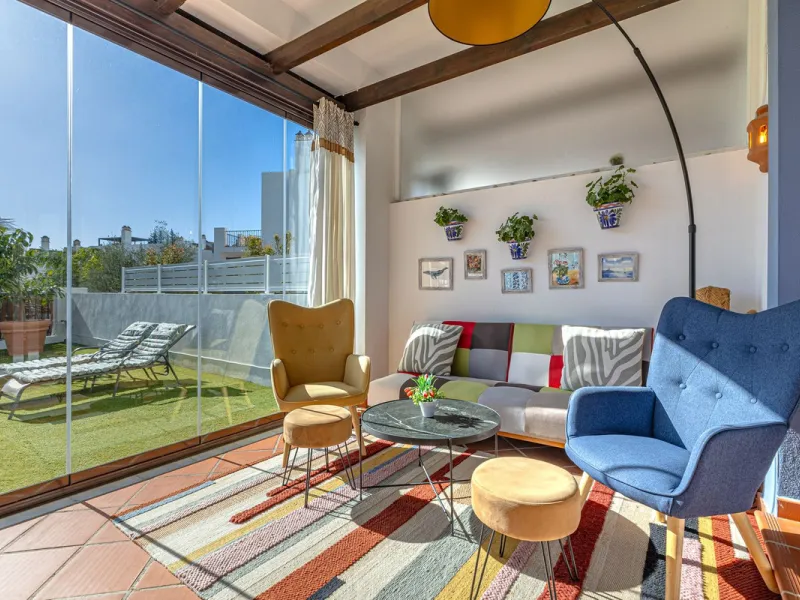 Welcome to this modern and stylish home in the popular Paraiso Pueblo in Benahavís. Here you are greeted by a bright residence with an open-plan layout where the kitchen and living room blend harmoniously together. The kitchen is tastefully designed with 