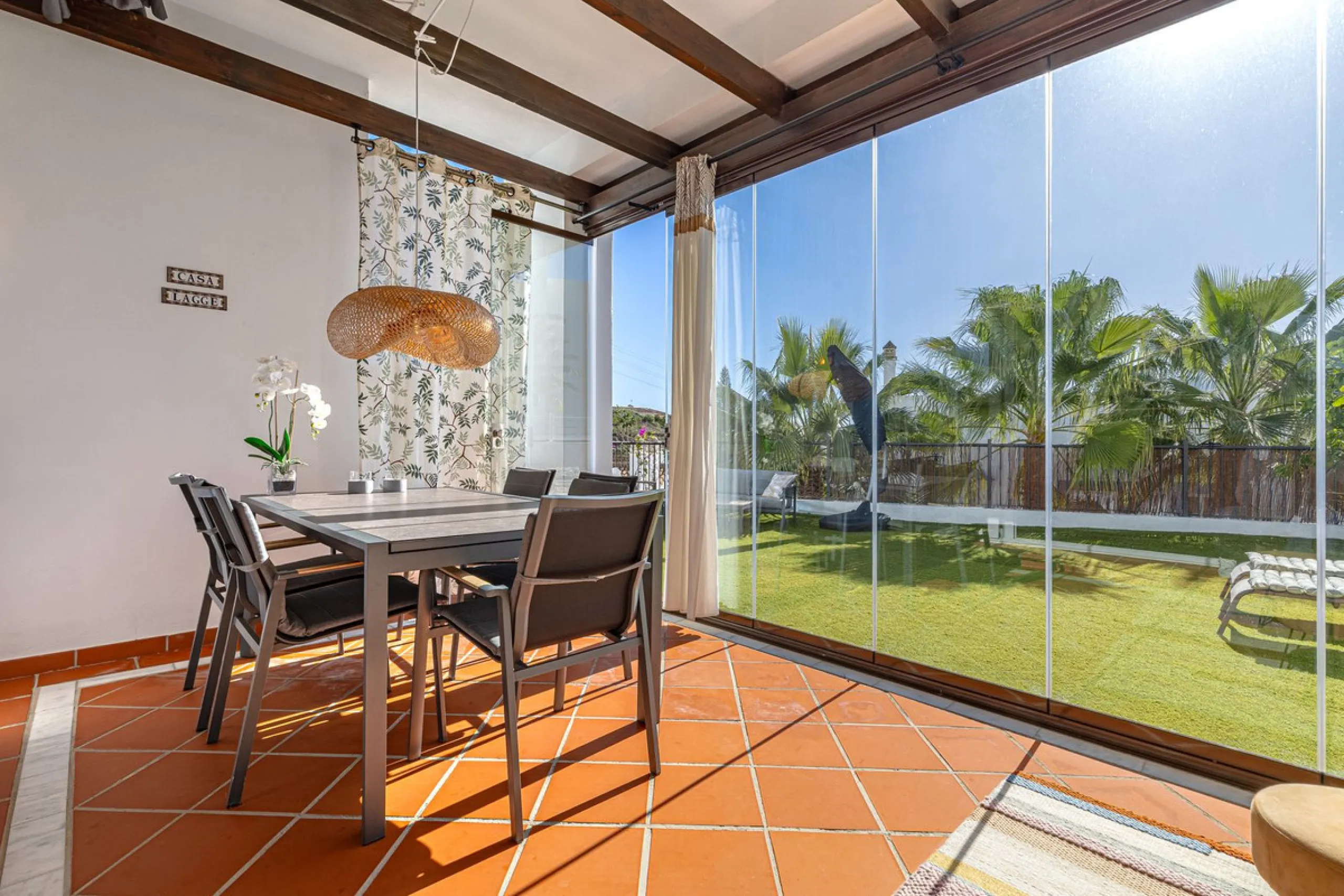 Welcome to this modern and stylish home in the popular Paraiso Pueblo in Benahavís. Here you are greeted by a bright residence with an open-plan layout where the kitchen and living room blend harmoniously together. The kitchen is tastefully designed with 