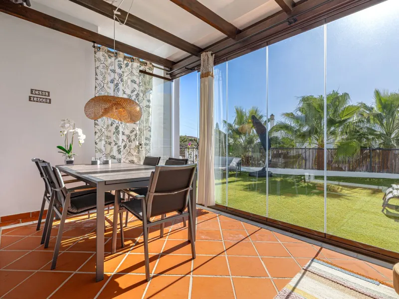 Welcome to this modern and stylish home in the popular Paraiso Pueblo in Benahavís. Here you are greeted by a bright residence with an open-plan layout where the kitchen and living room blend harmoniously together. The kitchen is tastefully designed with 