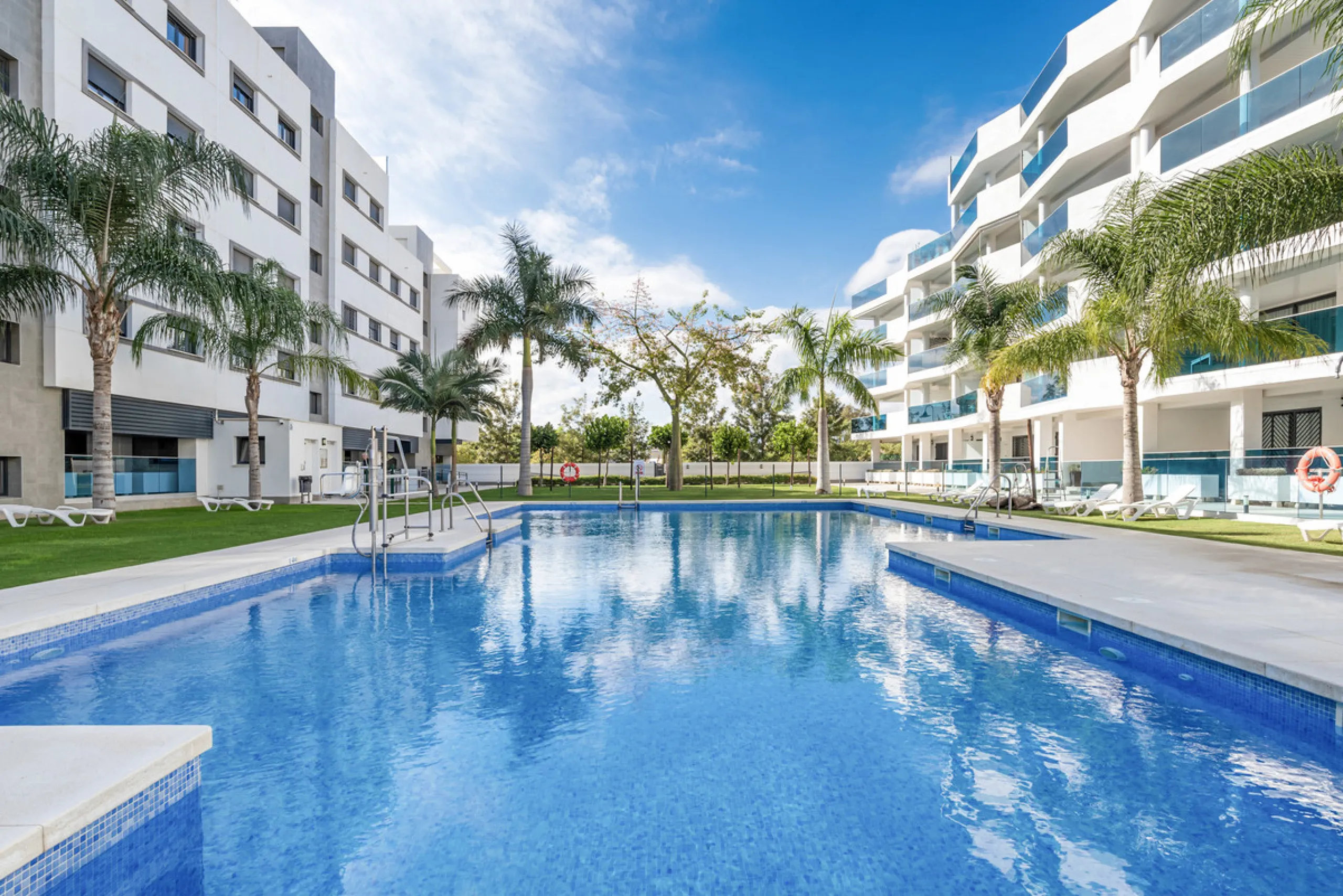 Apartment - Middle Floor Apartment в продаже в Mijas, Málaga. В доме 2 спален и 2 ванных комнат. Площадь дома 115 м²