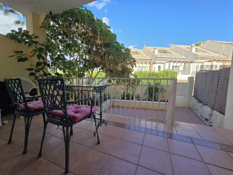 Discover your new home in this beautiful townhouse! With 232 m² built, this house has 4 bedrooms, perfect for families looking for comfort and space. Located just 600 meters from the beach, you can enjoy the sun and the sea at any time. In addition, the p