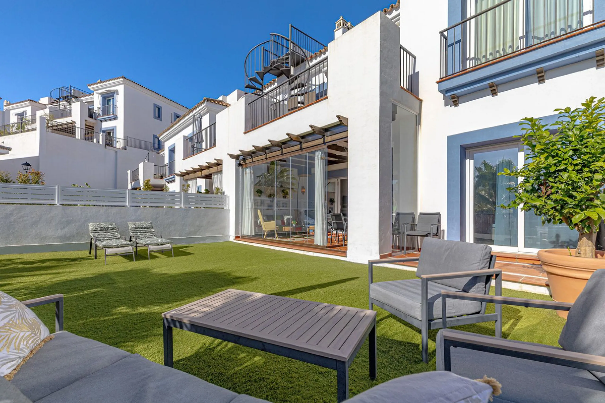 Welcome to this modern and stylish home in the popular Paraiso Pueblo in Benahavís. Here you are greeted by a bright residence with an open-plan layout where the kitchen and living room blend harmoniously together. The kitchen is tastefully designed with 
