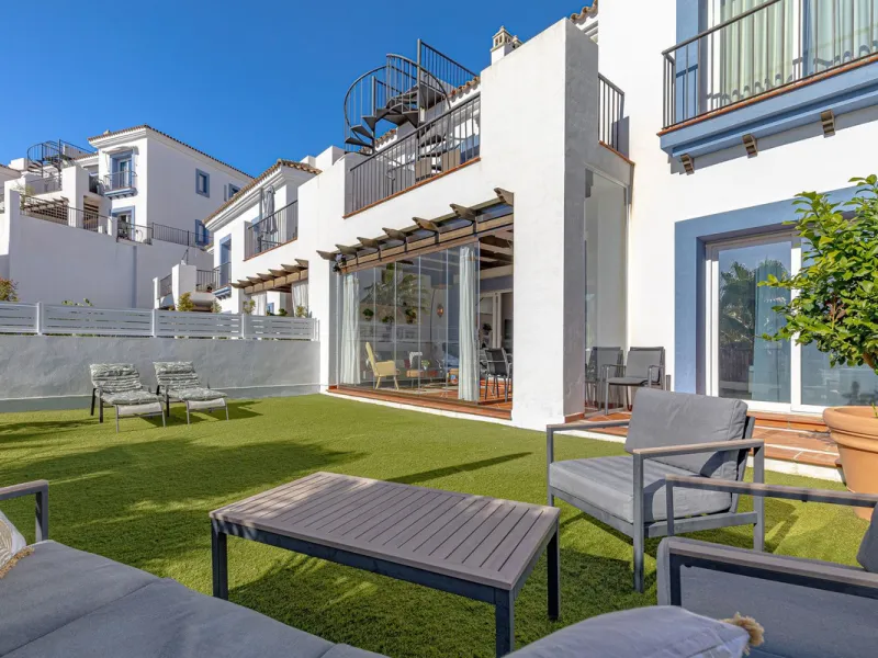 Welcome to this modern and stylish home in the popular Paraiso Pueblo in Benahavís. Here you are greeted by a bright residence with an open-plan layout where the kitchen and living room blend harmoniously together. The kitchen is tastefully designed with 