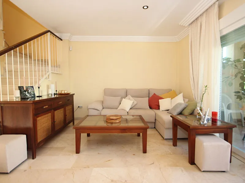 House - Townhouse в продаже в Marbella, Málaga. В доме 4 спален и 2 ванных комнат. Площадь дома 232 м²