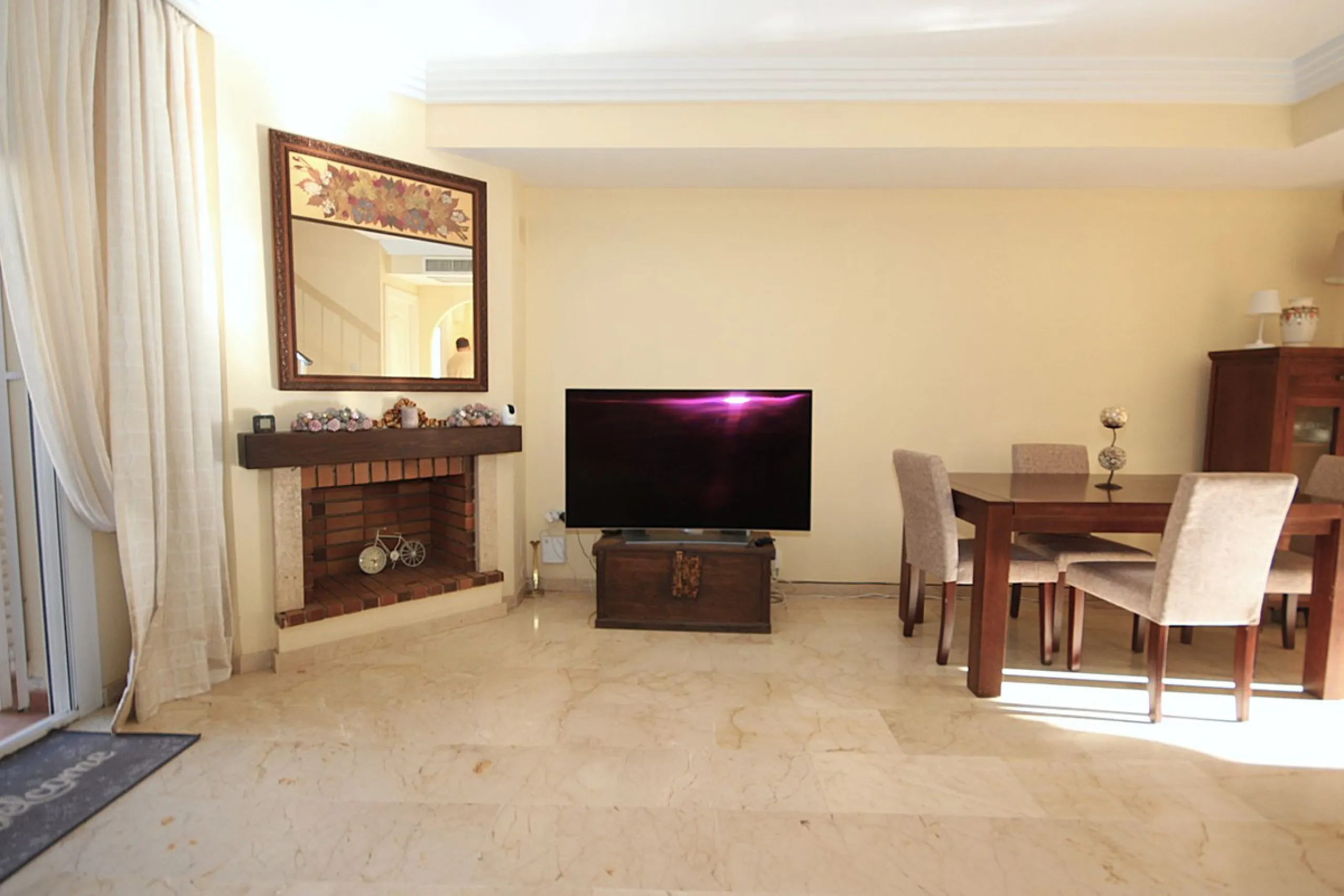 House - Townhouse в продаже в Marbella, Málaga. В доме 4 спален и 2 ванных комнат. Площадь дома 232 м²