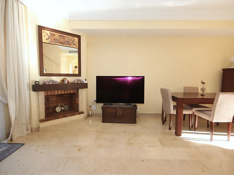 House - Townhouse в продаже в Marbella, Málaga. В доме 4 спален и 2 ванных комнат. Площадь дома 232 м²