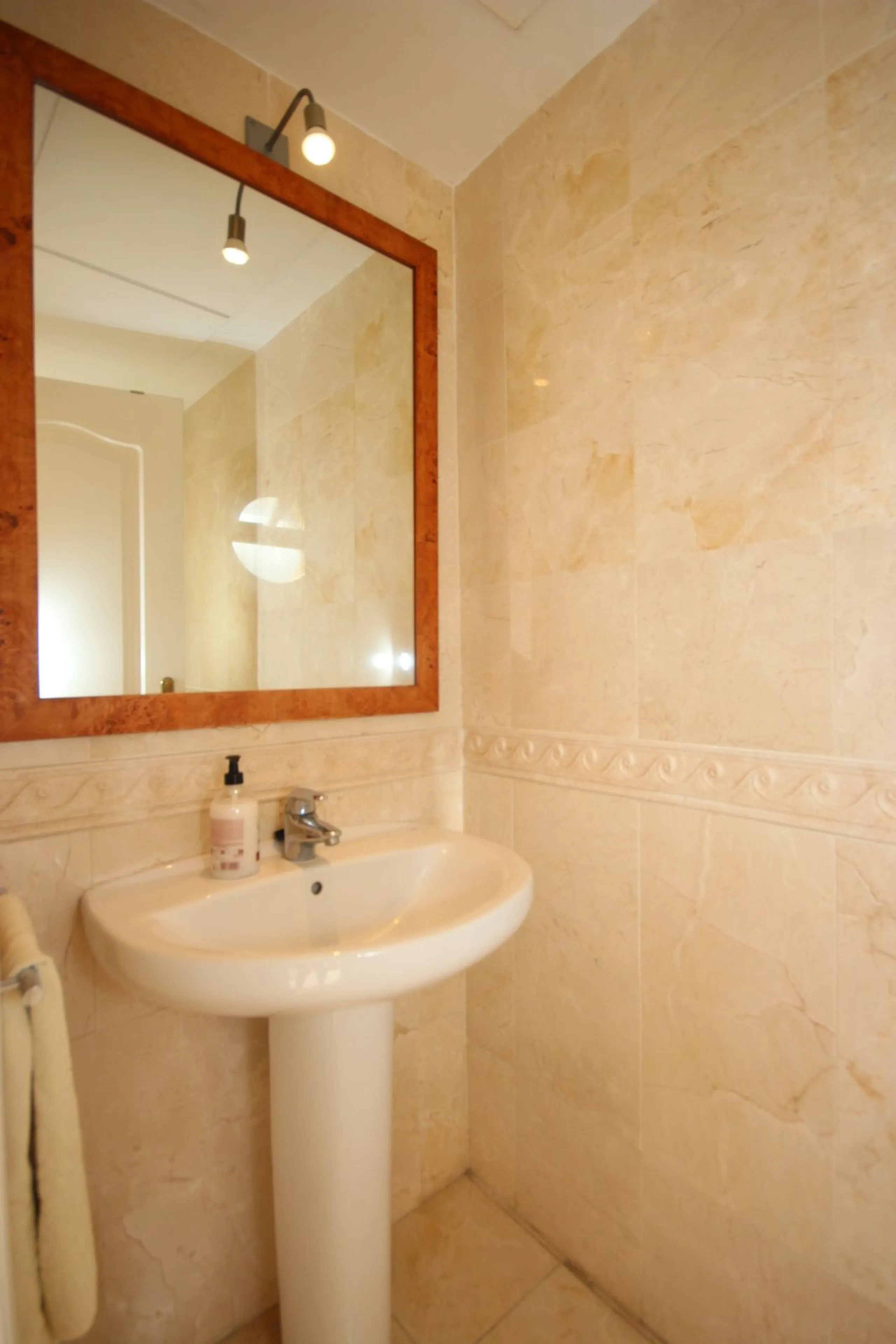 House - Townhouse в продаже в Marbella, Málaga. В доме 4 спален и 2 ванных комнат. Площадь дома 232 м²