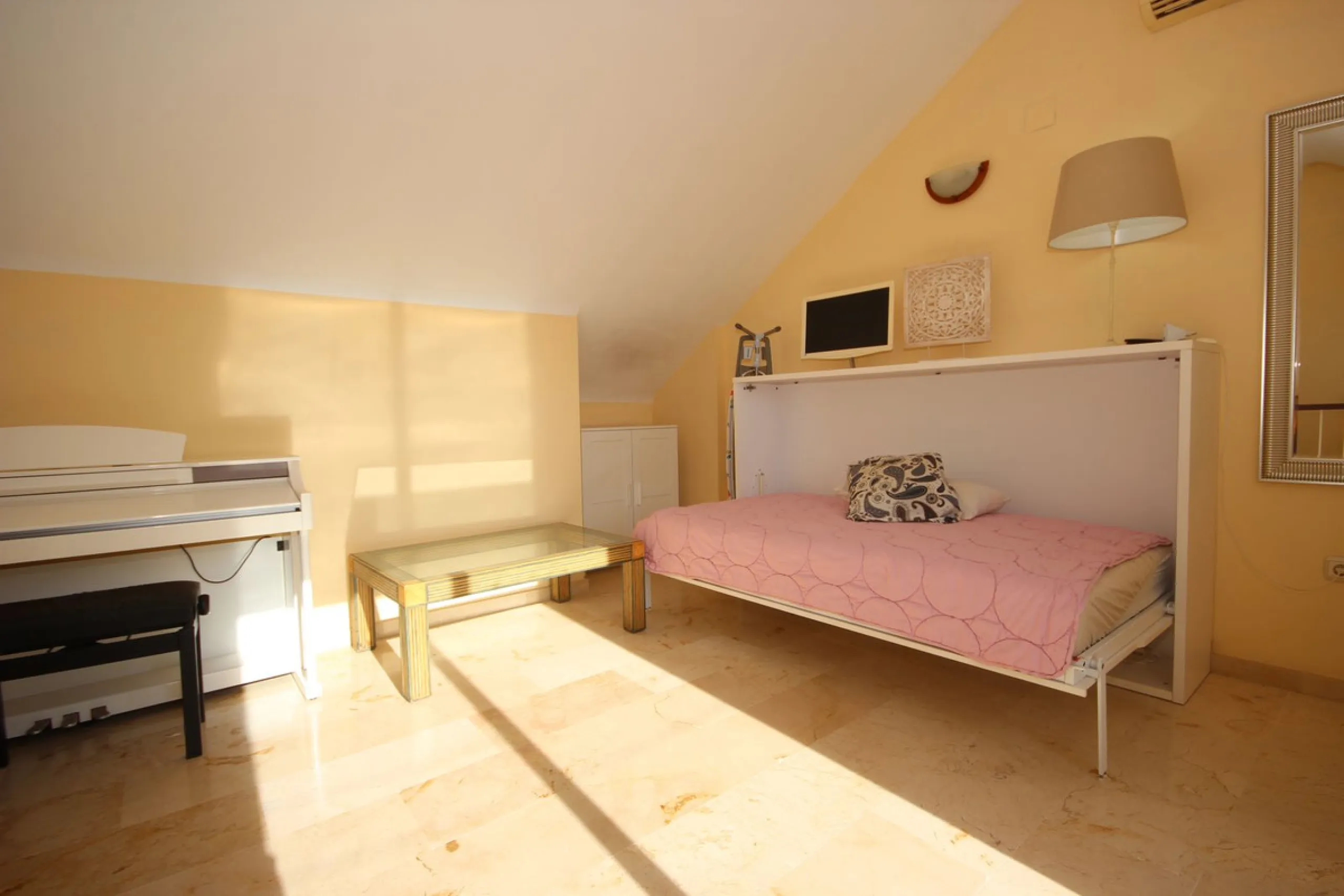 House - Townhouse в продаже в Marbella, Málaga. В доме 4 спален и 2 ванных комнат. Площадь дома 232 м²