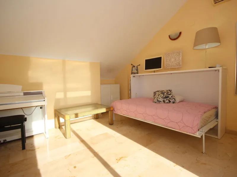 House - Townhouse в продаже в Marbella, Málaga. В доме 4 спален и 2 ванных комнат. Площадь дома 232 м²