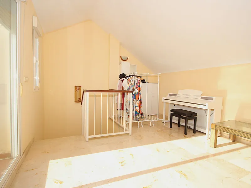 House - Townhouse в продаже в Marbella, Málaga. В доме 4 спален и 2 ванных комнат. Площадь дома 232 м²