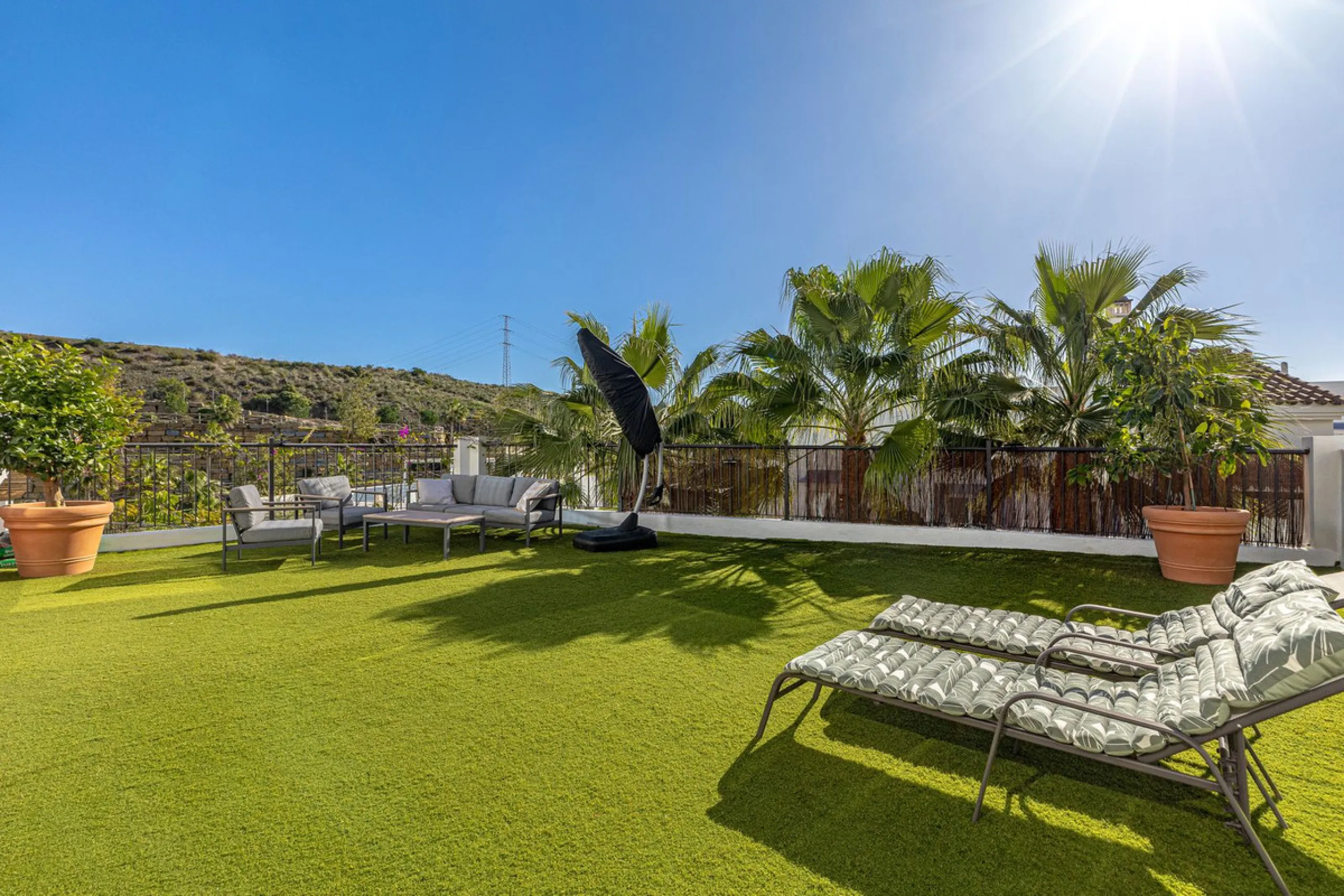 Welcome to this modern and stylish home in the popular Paraiso Pueblo in Benahavís. Here you are greeted by a bright residence with an open-plan layout where the kitchen and living room blend harmoniously together. The kitchen is tastefully designed with 