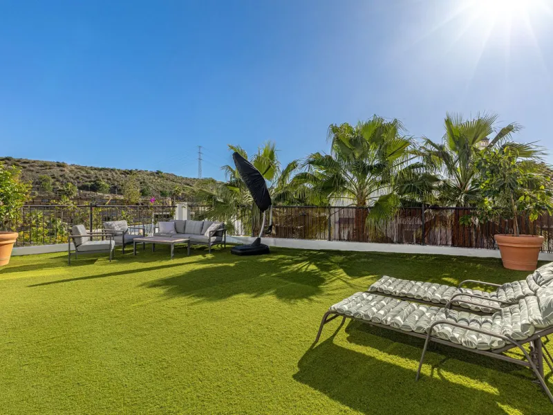 Welcome to this modern and stylish home in the popular Paraiso Pueblo in Benahavís. Here you are greeted by a bright residence with an open-plan layout where the kitchen and living room blend harmoniously together. The kitchen is tastefully designed with 