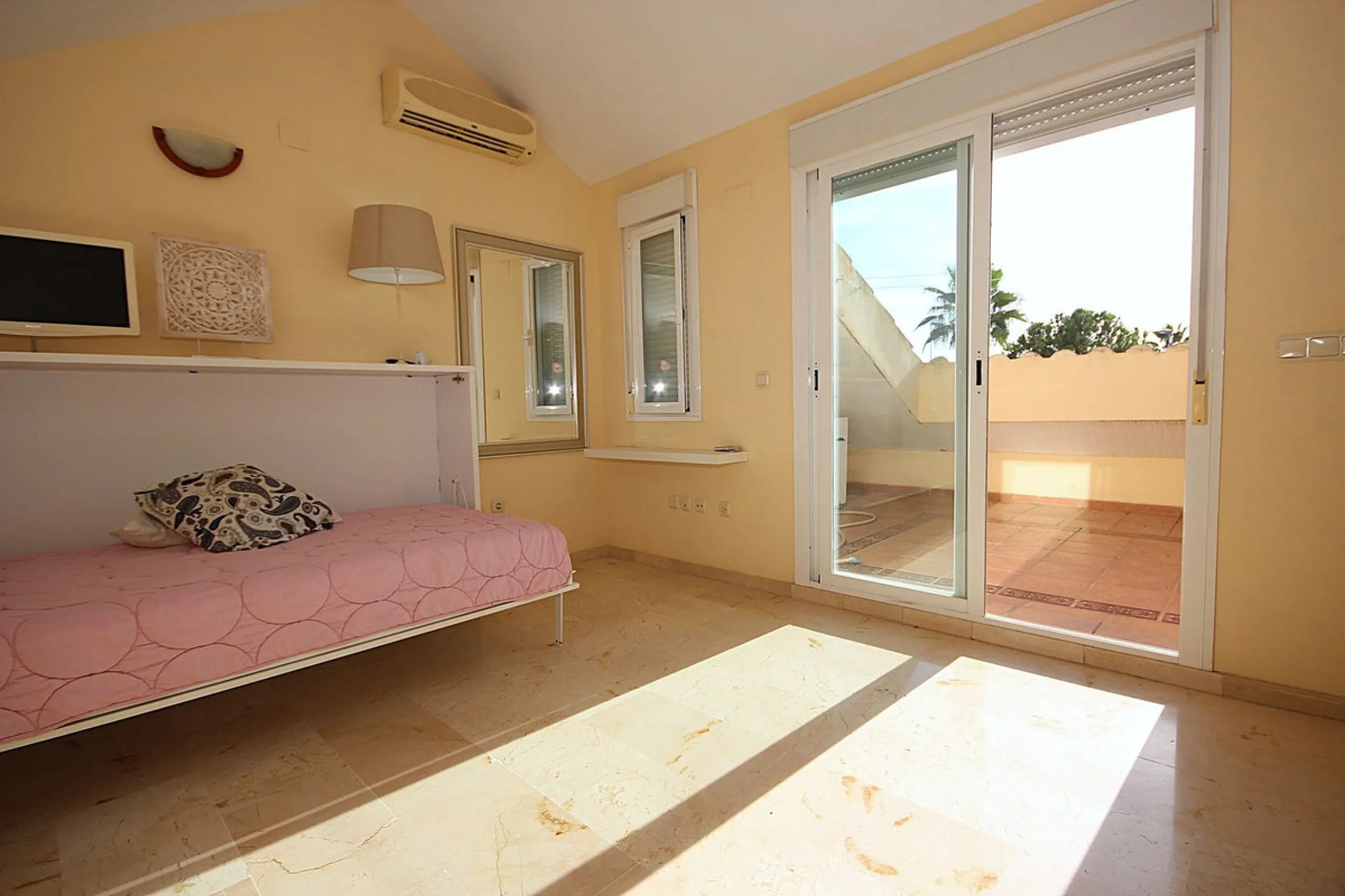 House - Townhouse в продаже в Marbella, Málaga. В доме 4 спален и 2 ванных комнат. Площадь дома 232 м²