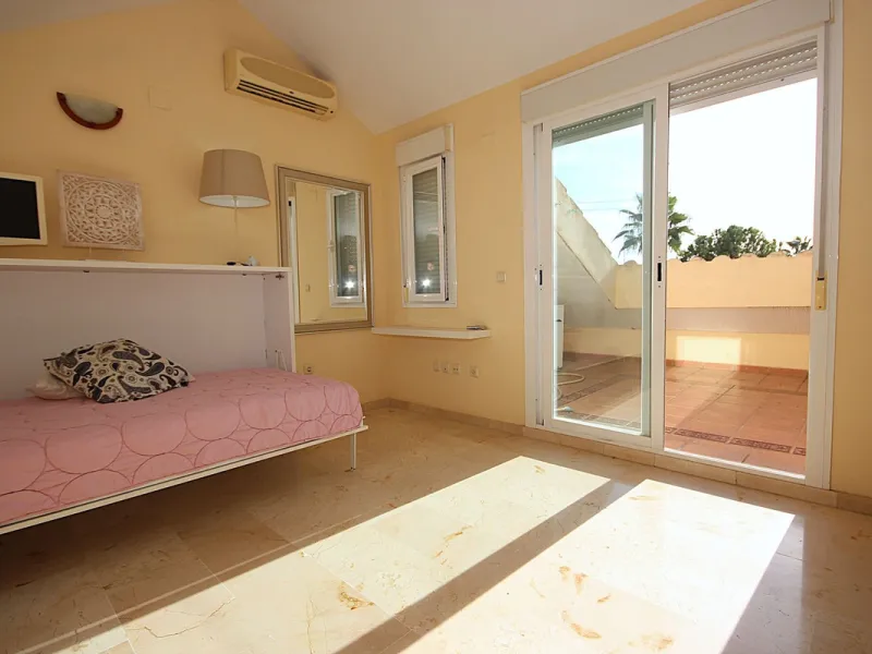 House - Townhouse в продаже в Marbella, Málaga. В доме 4 спален и 2 ванных комнат. Площадь дома 232 м²