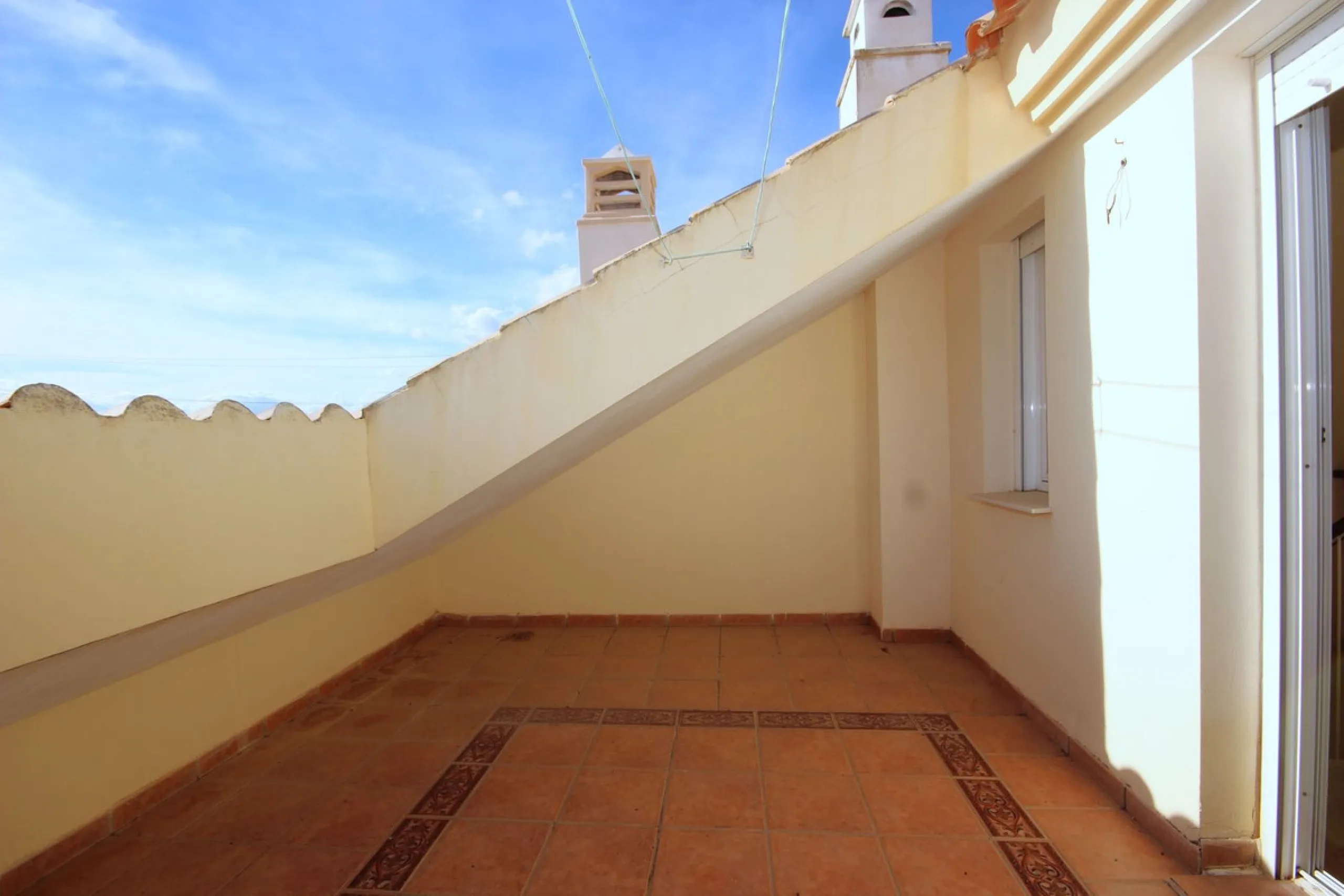 House - Townhouse в продаже в Marbella, Málaga. В доме 4 спален и 2 ванных комнат. Площадь дома 232 м²