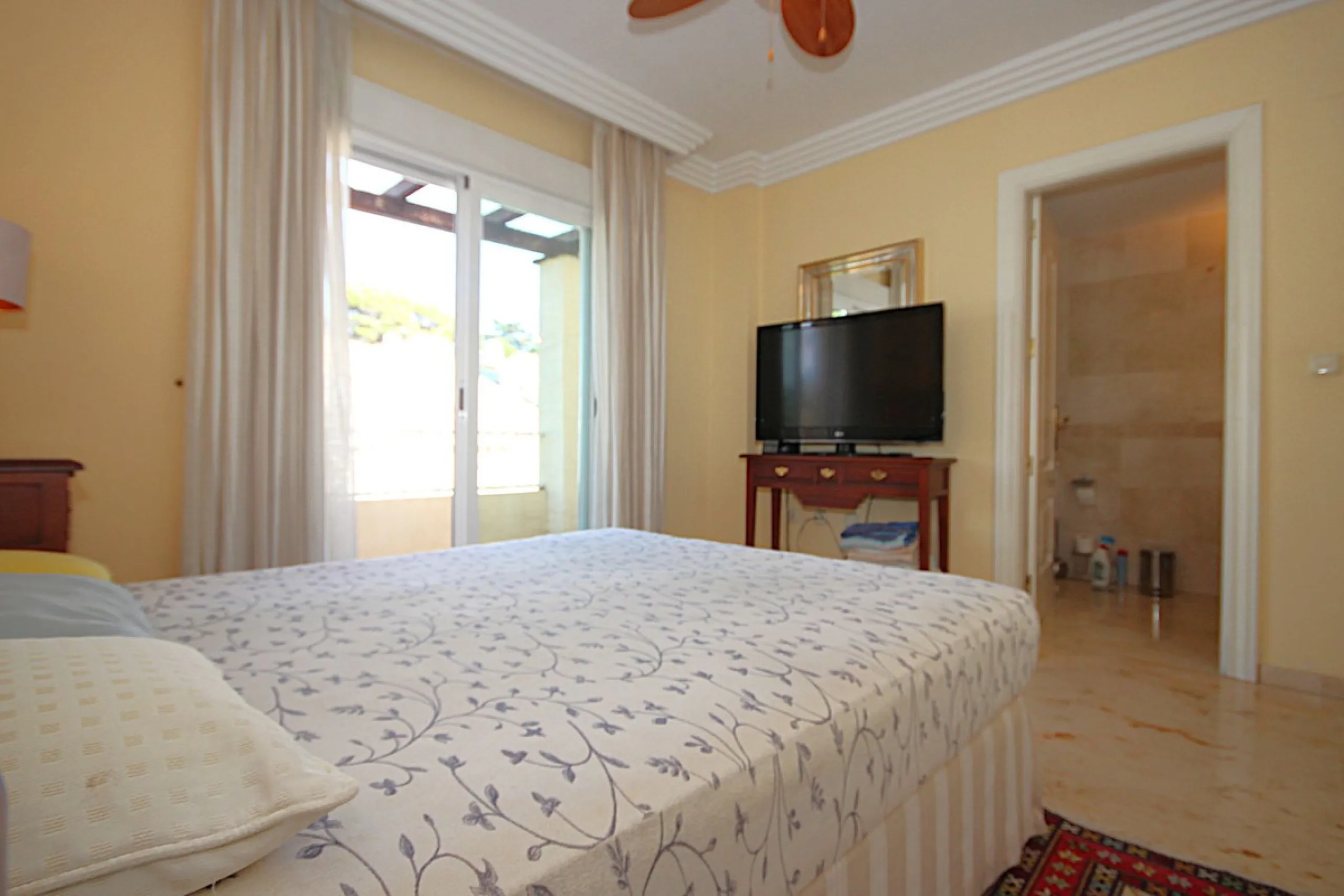 House - Townhouse в продаже в Marbella, Málaga. В доме 4 спален и 2 ванных комнат. Площадь дома 232 м²