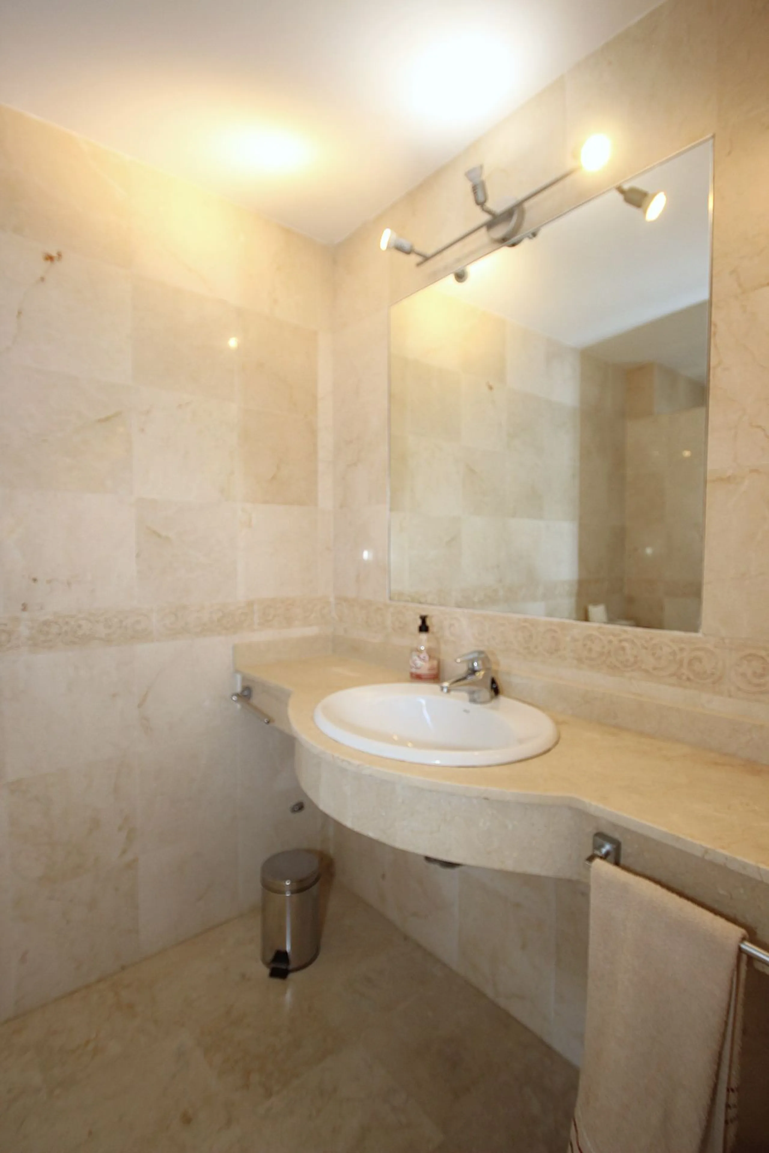 House - Townhouse в продаже в Marbella, Málaga. В доме 4 спален и 2 ванных комнат. Площадь дома 232 м²