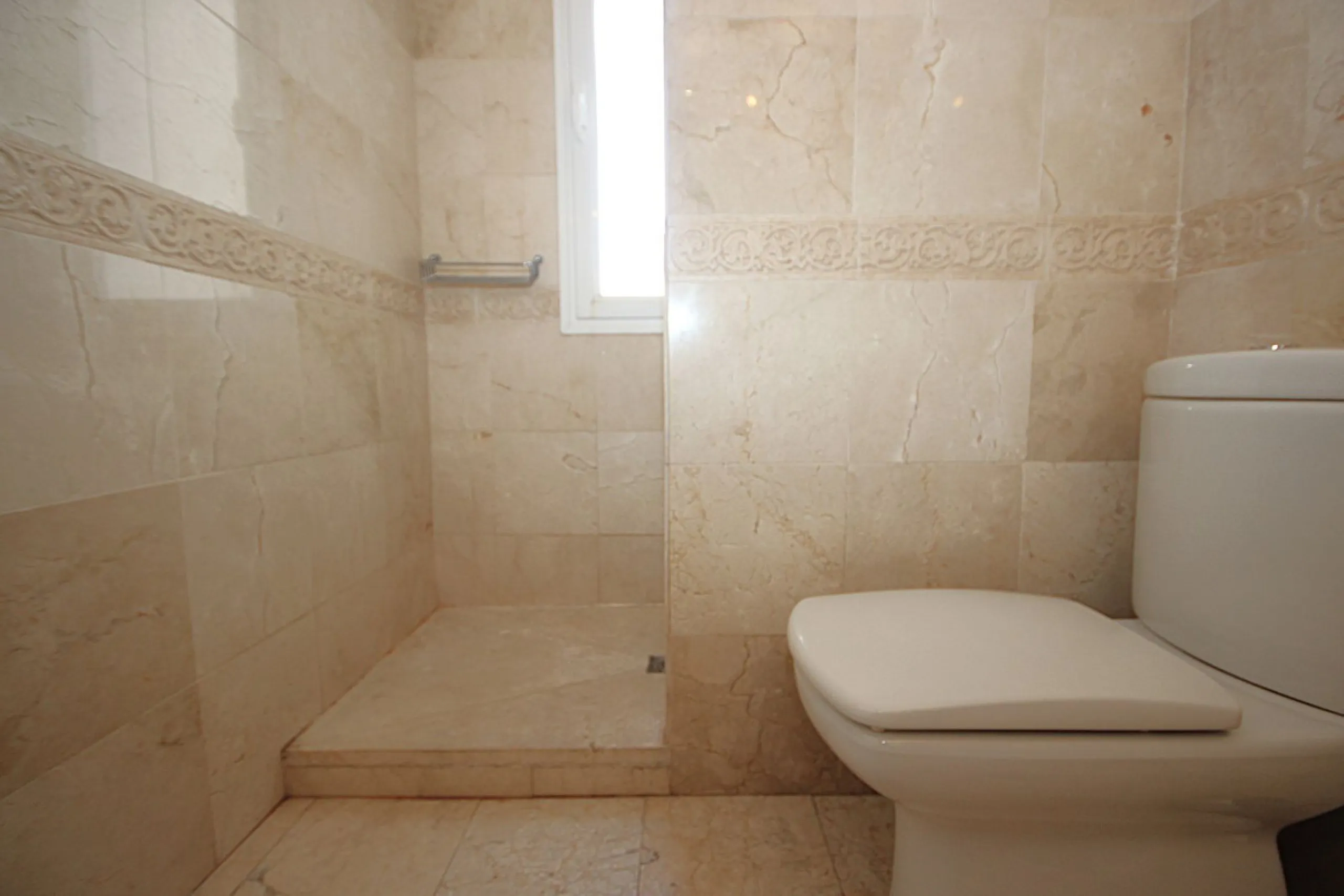 House - Townhouse в продаже в Marbella, Málaga. В доме 4 спален и 2 ванных комнат. Площадь дома 232 м²