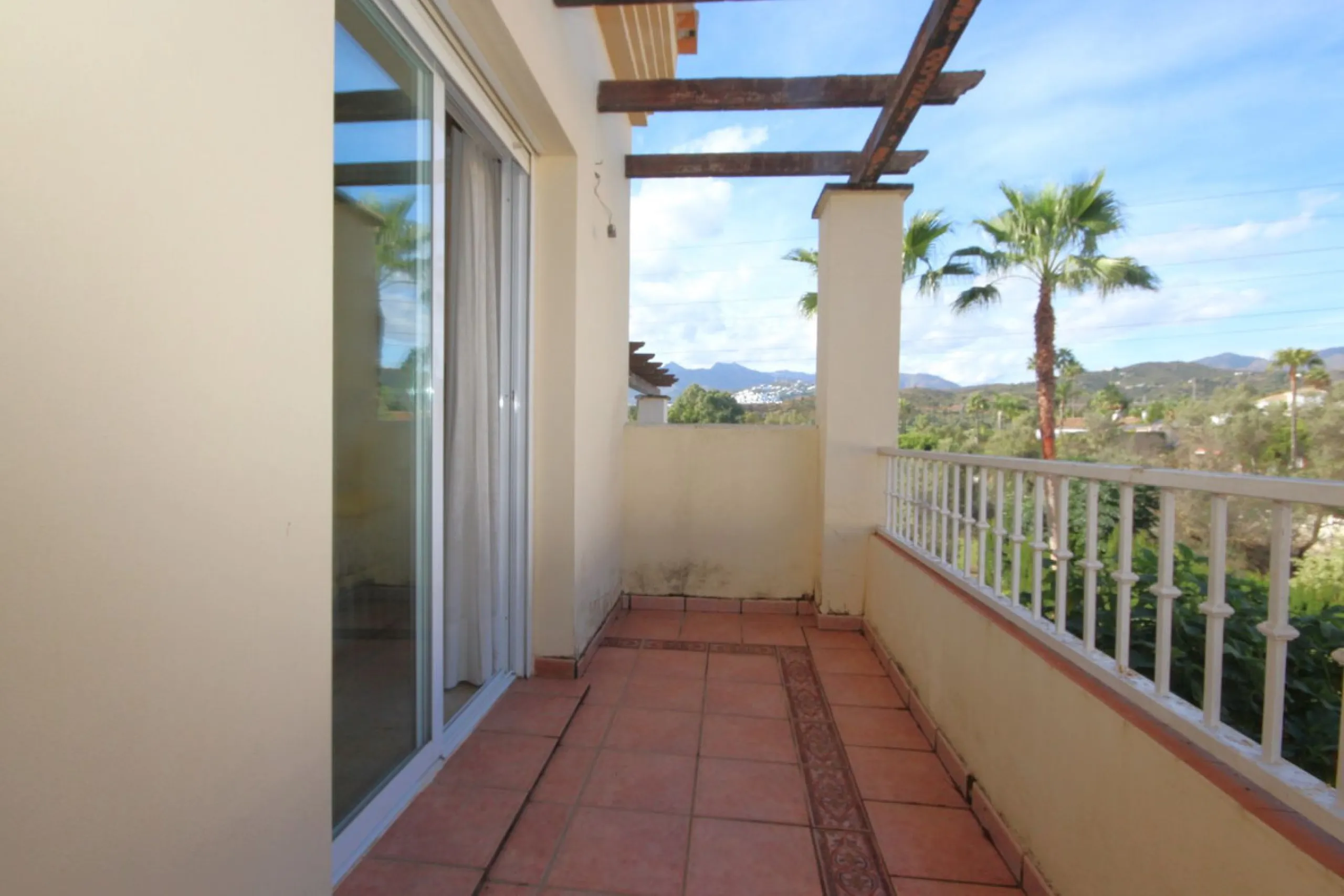 House - Townhouse в продаже в Marbella, Málaga. В доме 4 спален и 2 ванных комнат. Площадь дома 232 м²
