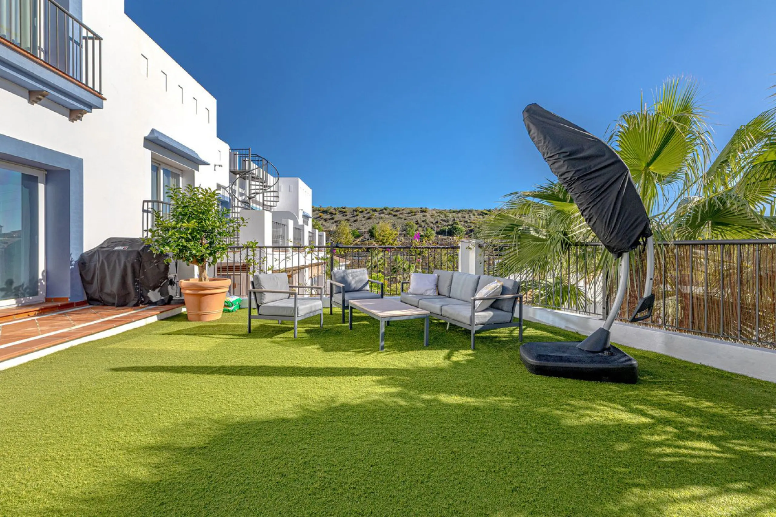 Welcome to this modern and stylish home in the popular Paraiso Pueblo in Benahavís. Here you are greeted by a bright residence with an open-plan layout where the kitchen and living room blend harmoniously together. The kitchen is tastefully designed with 