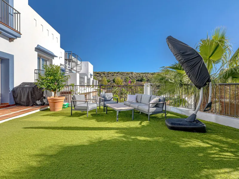 Welcome to this modern and stylish home in the popular Paraiso Pueblo in Benahavís. Here you are greeted by a bright residence with an open-plan layout where the kitchen and living room blend harmoniously together. The kitchen is tastefully designed with 