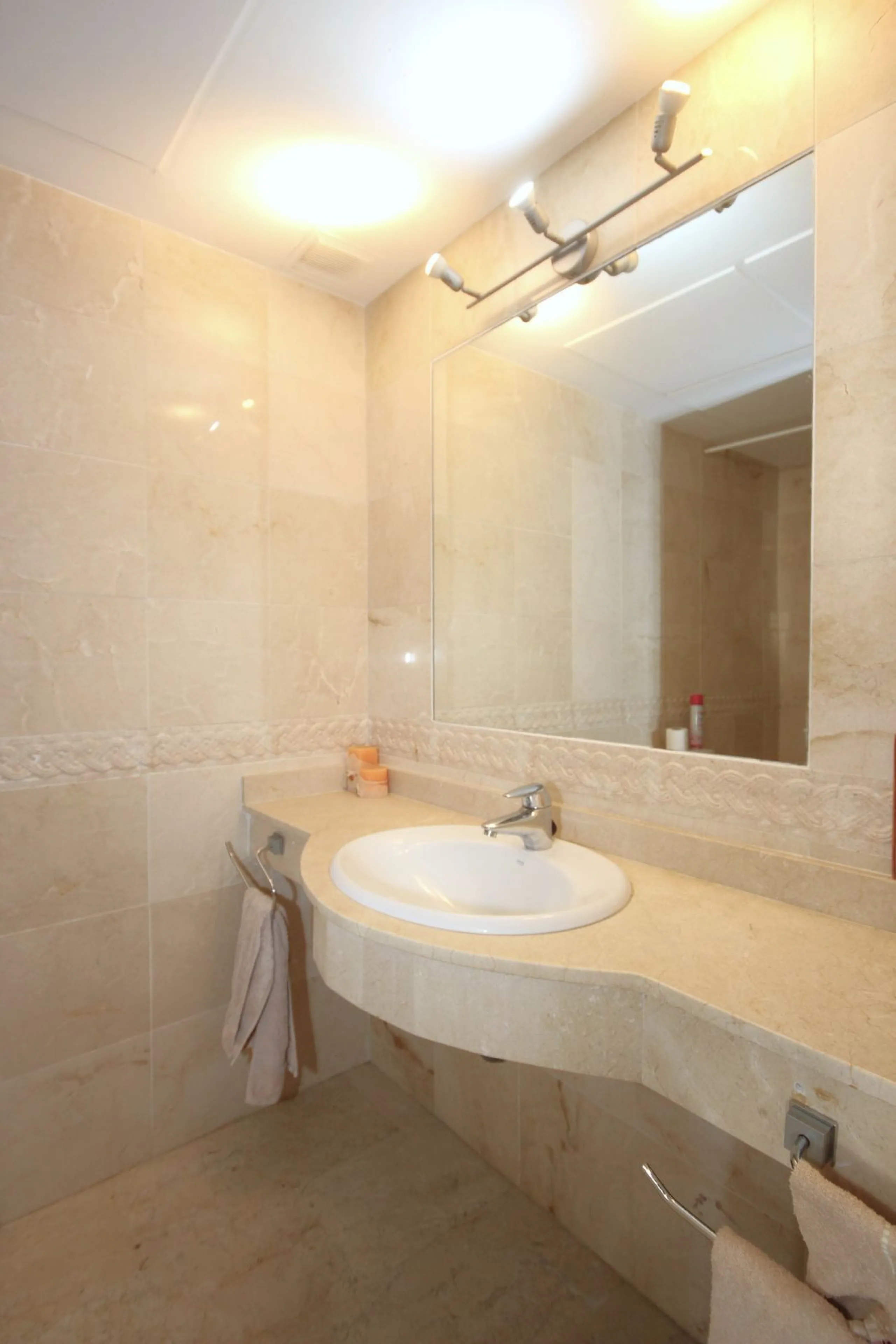 House - Townhouse в продаже в Marbella, Málaga. В доме 4 спален и 2 ванных комнат. Площадь дома 232 м²